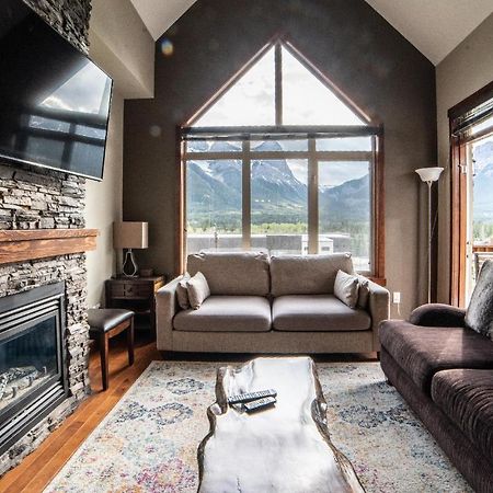 Spacious Penthouse Suite-King Beds-Pool & Hot Tub Canmore Dış mekan fotoğraf