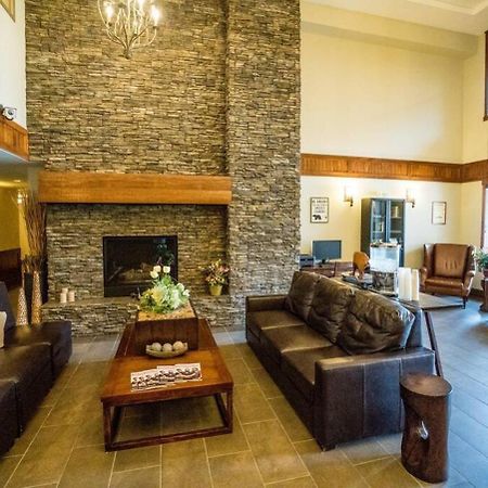 Spacious Penthouse Suite-King Beds-Pool & Hot Tub Canmore Dış mekan fotoğraf