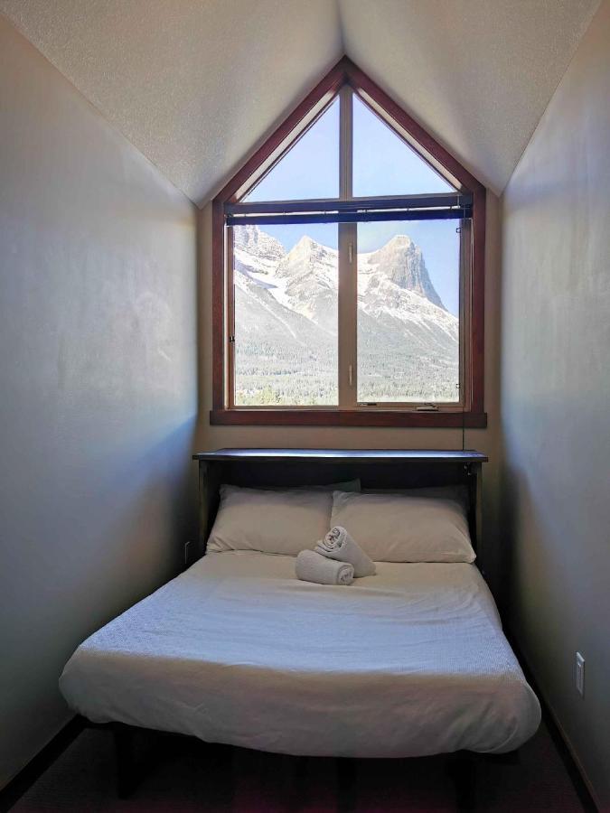 Spacious Penthouse Suite-King Beds-Pool & Hot Tub Canmore Dış mekan fotoğraf