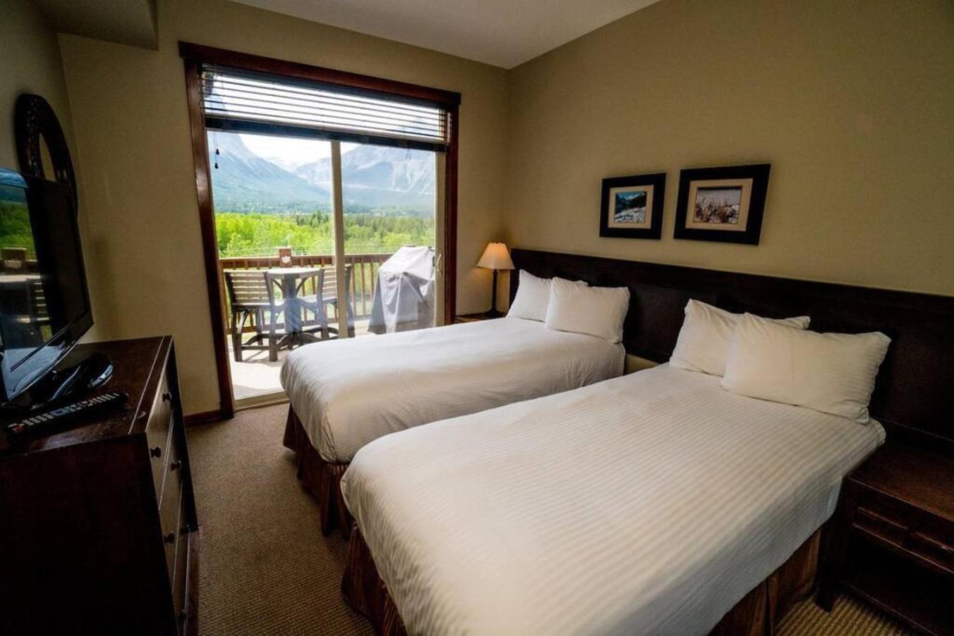 Spacious Penthouse Suite-King Beds-Pool & Hot Tub Canmore Dış mekan fotoğraf