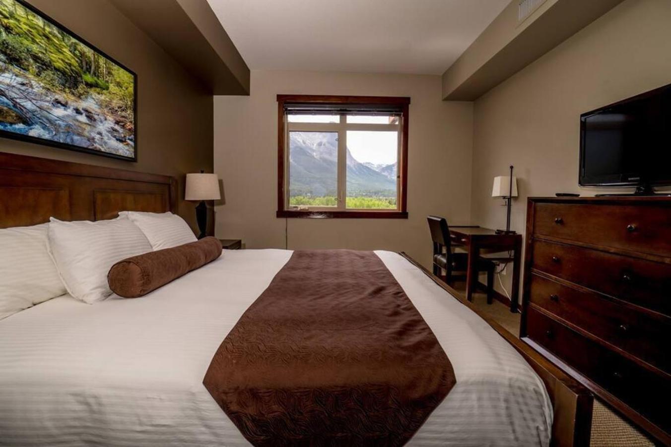 Spacious Penthouse Suite-King Beds-Pool & Hot Tub Canmore Dış mekan fotoğraf
