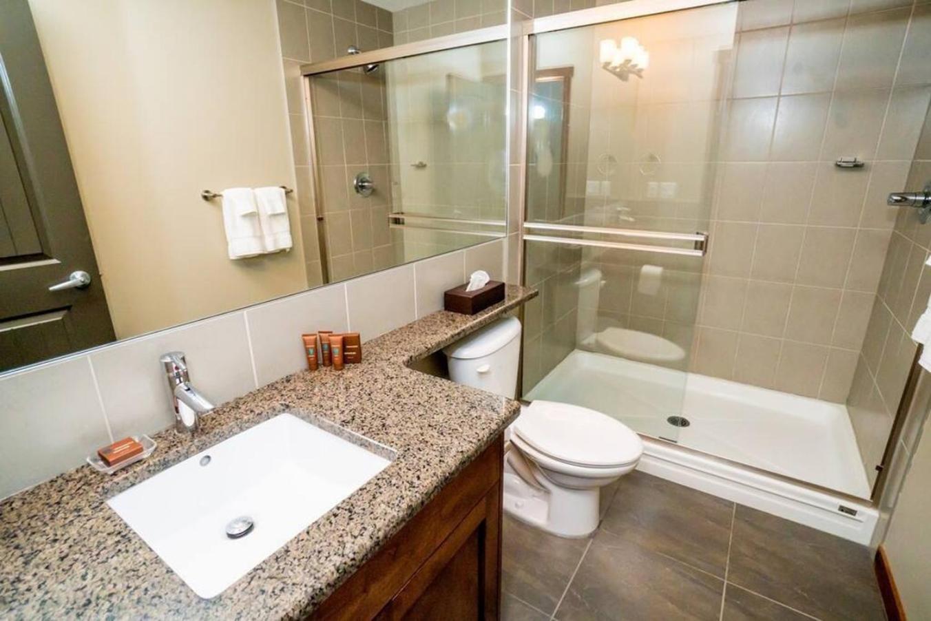 Spacious Penthouse Suite-King Beds-Pool & Hot Tub Canmore Dış mekan fotoğraf