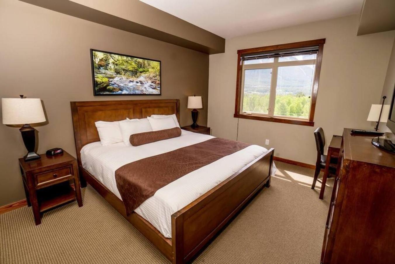 Spacious Penthouse Suite-King Beds-Pool & Hot Tub Canmore Dış mekan fotoğraf