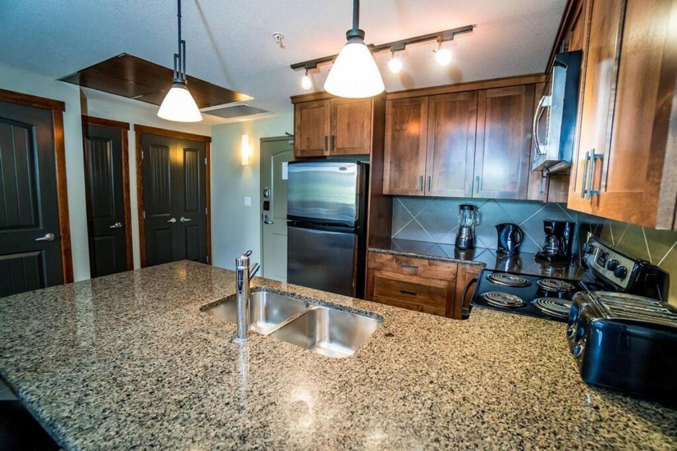 Spacious Penthouse Suite-King Beds-Pool & Hot Tub Canmore Dış mekan fotoğraf