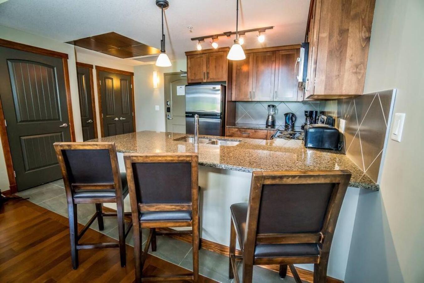 Spacious Penthouse Suite-King Beds-Pool & Hot Tub Canmore Dış mekan fotoğraf