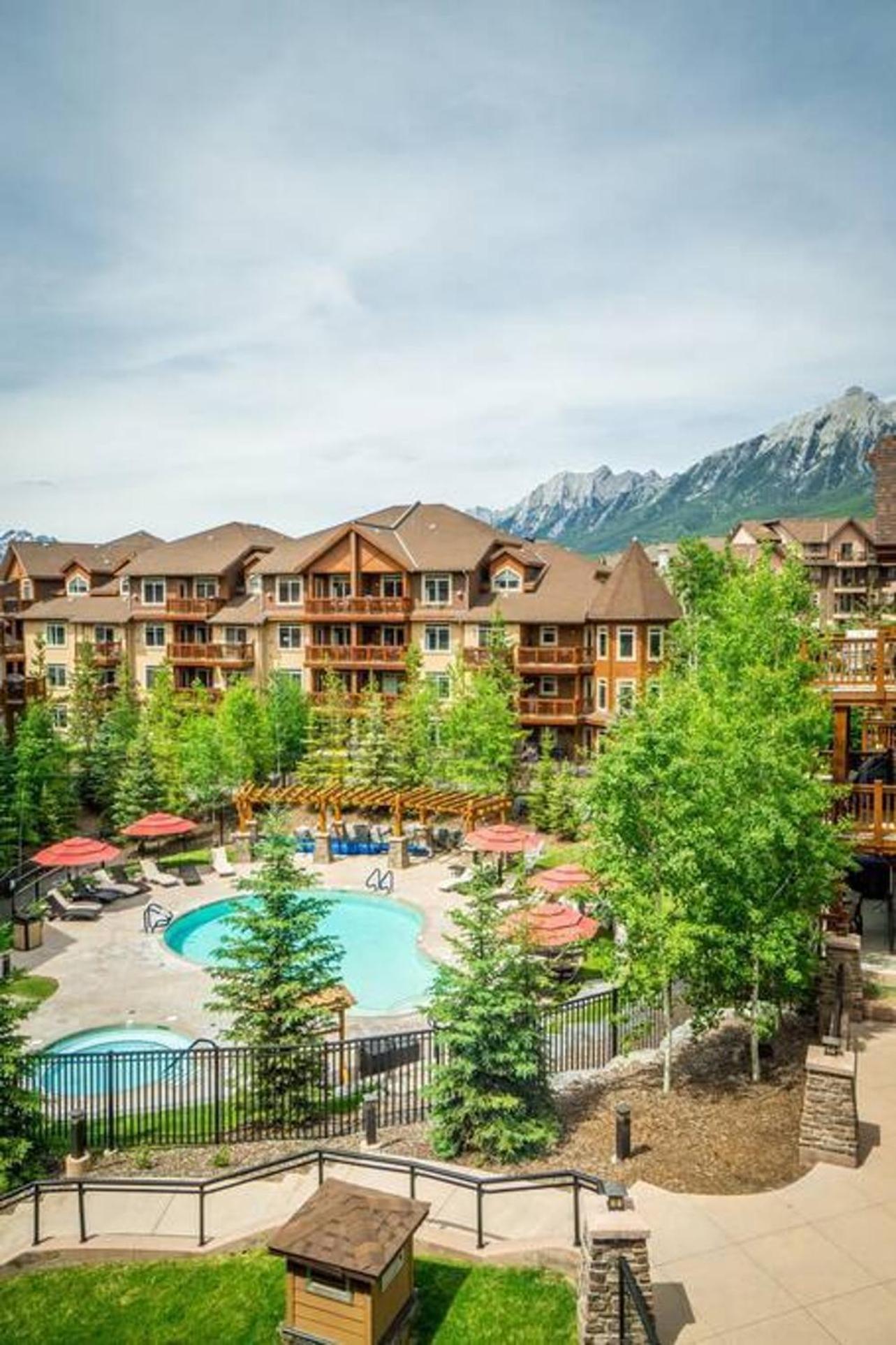 Spacious Penthouse Suite-King Beds-Pool & Hot Tub Canmore Dış mekan fotoğraf