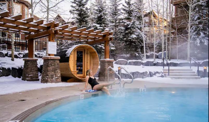 Spacious Penthouse Suite-King Beds-Pool & Hot Tub Canmore Dış mekan fotoğraf