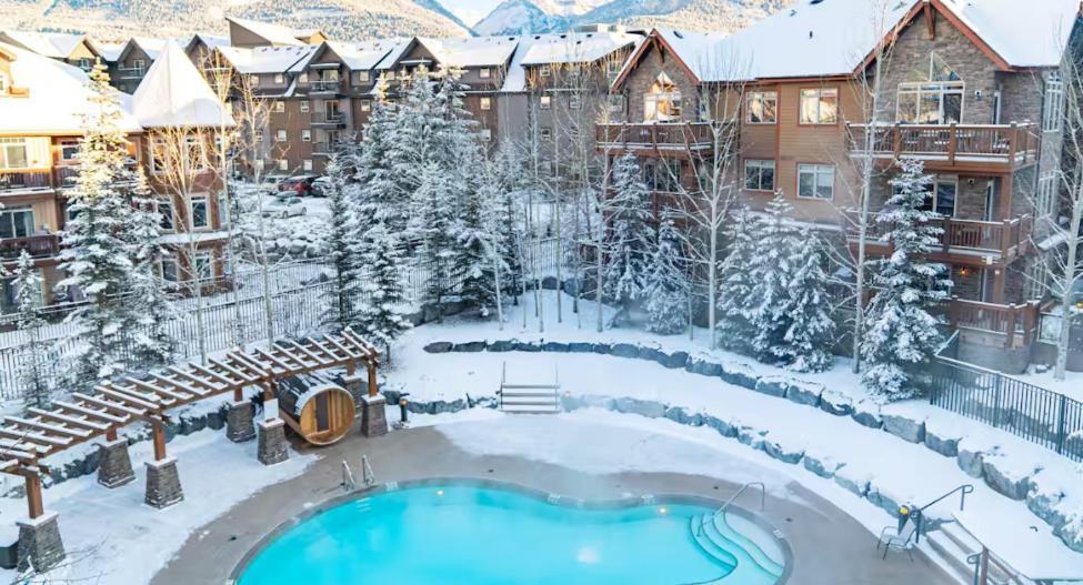 Spacious Penthouse Suite-King Beds-Pool & Hot Tub Canmore Dış mekan fotoğraf