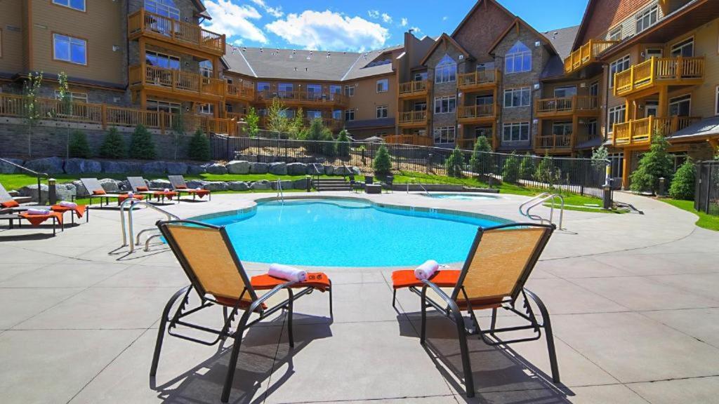 Spacious Penthouse Suite-King Beds-Pool & Hot Tub Canmore Dış mekan fotoğraf