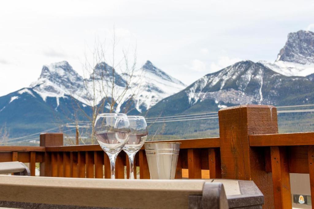 Spacious Penthouse Suite-King Beds-Pool & Hot Tub Canmore Dış mekan fotoğraf
